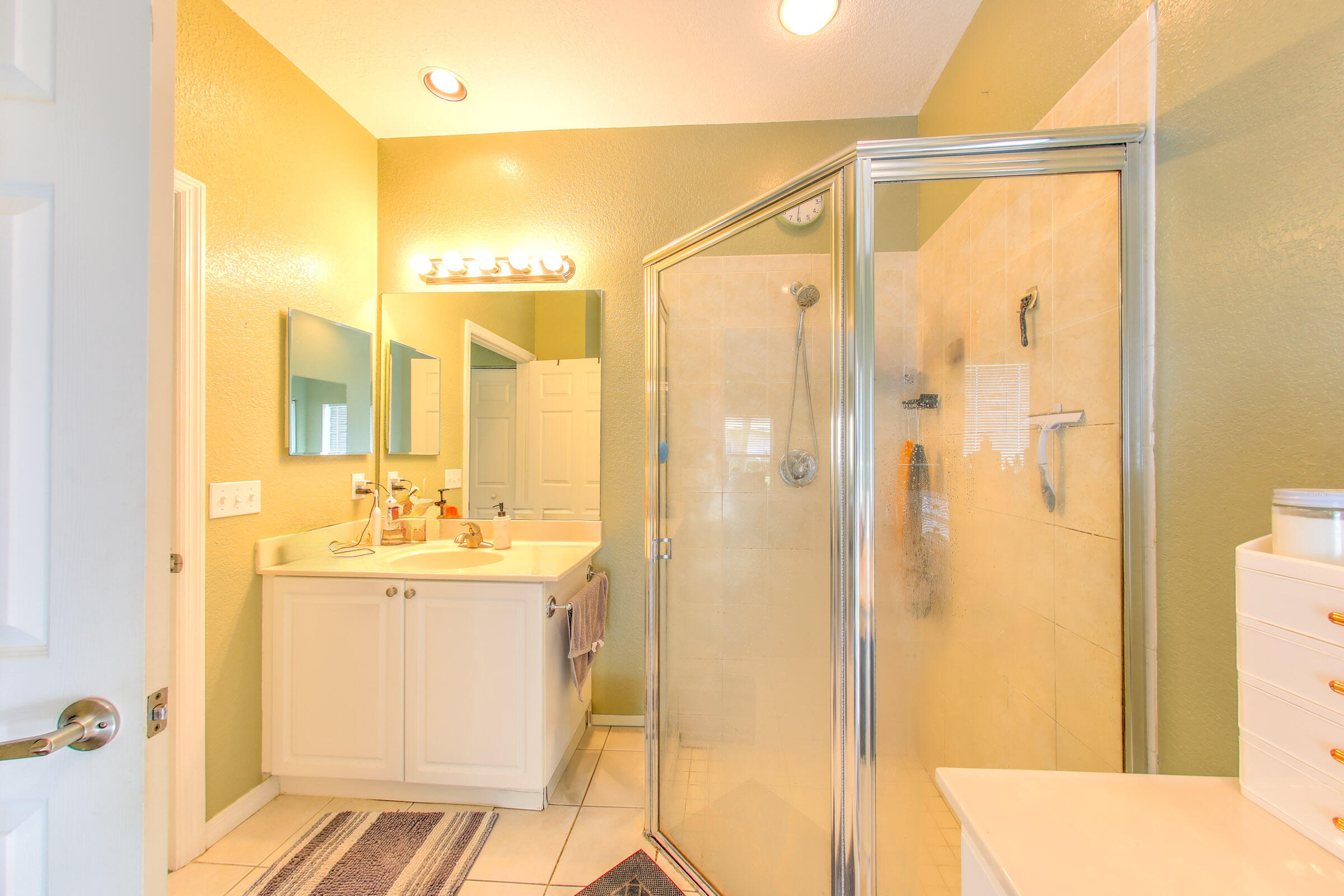 THE LAKES AT THE SAVANNAHS CONDOMINIUM - Residential Lease