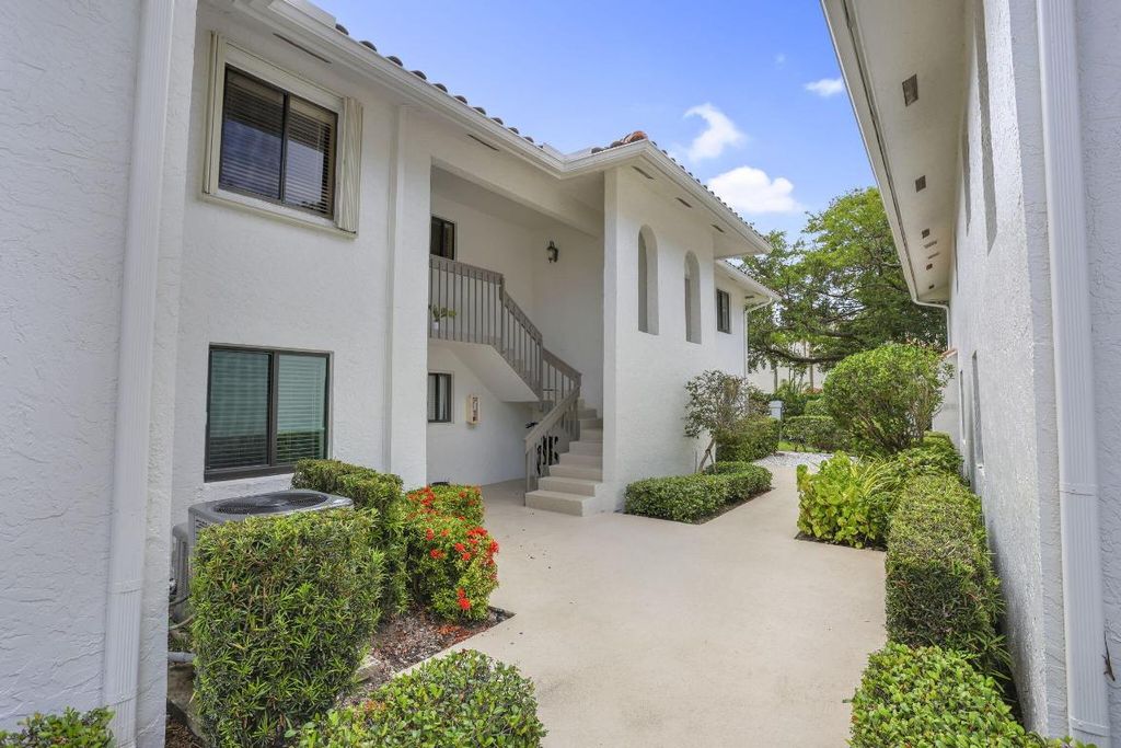Photo of 100 Pelican Pointe Drive #102, Delray Beach, FL 33483 (MLS # R11126951)