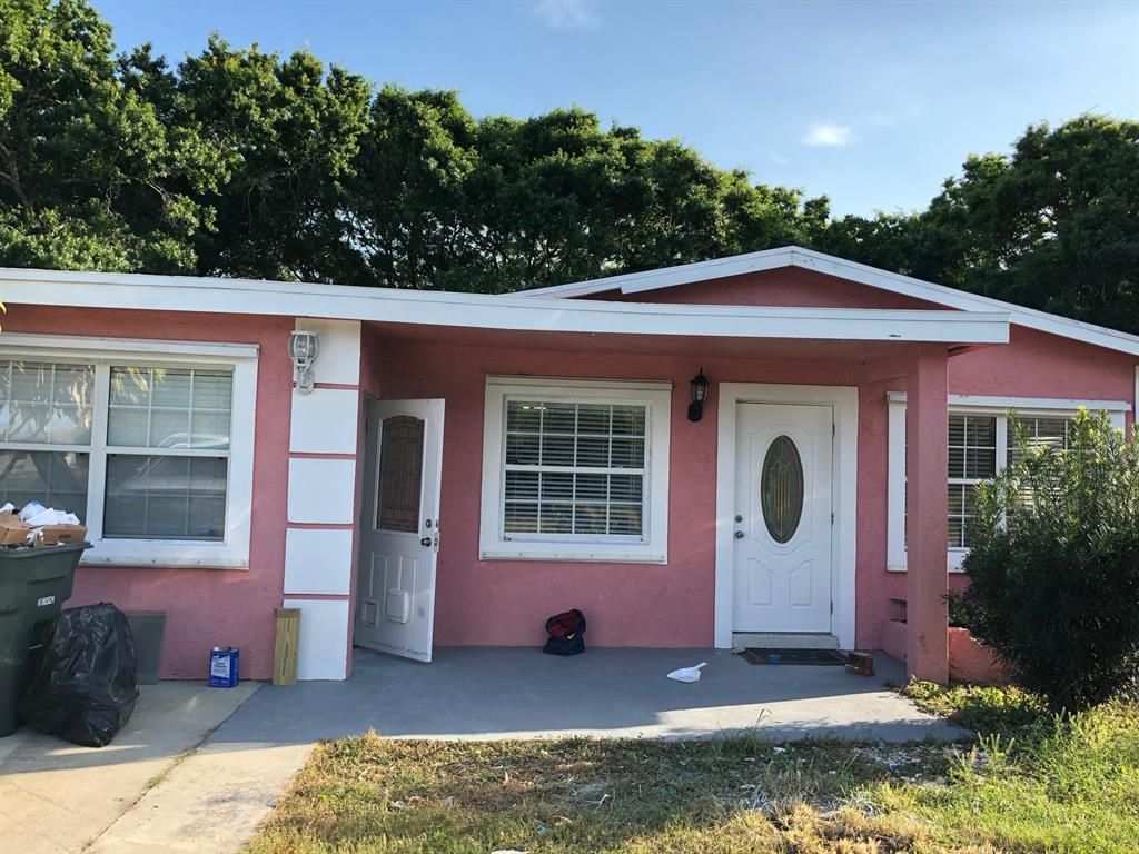 Photo of 2705 Avenue Avenue, Fort Pierce, FL 34947 (MLS # R10732110)