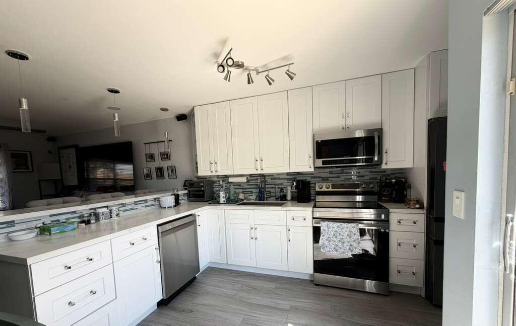 PALM BEACH VILLAS II - Residential Lease