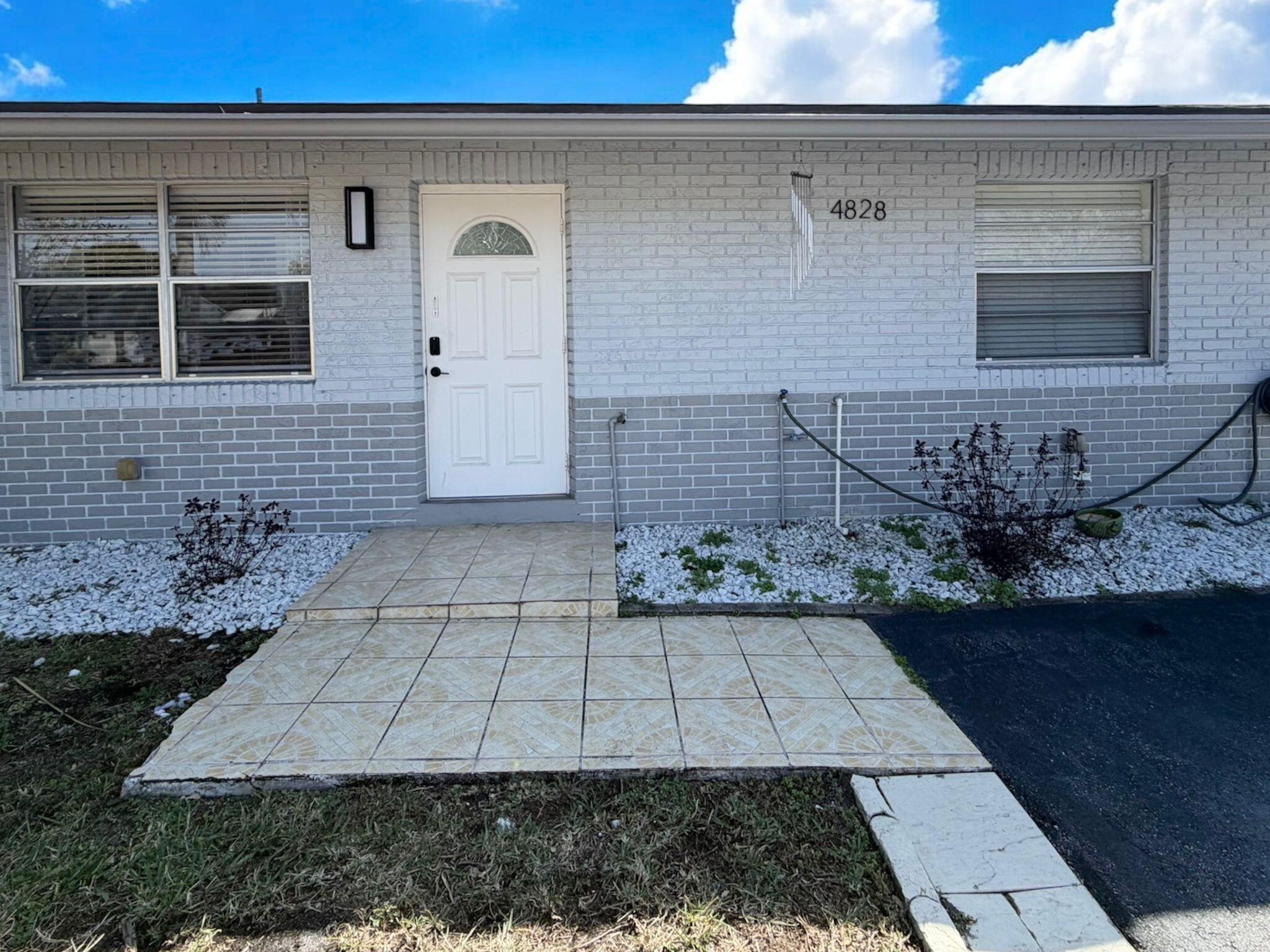 PALM BEACH VILLAS II - Residential Lease