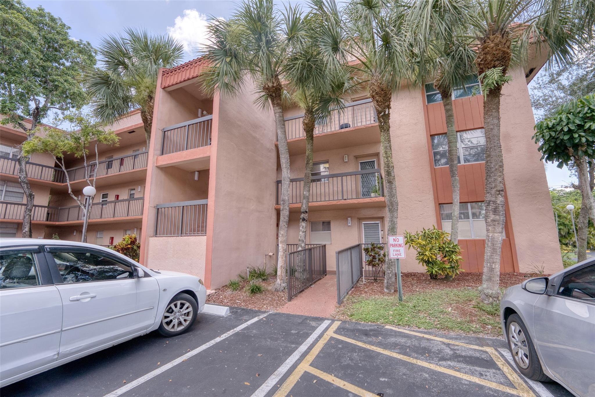 FANTASTIC 1 BEDROOM/1 BATH IN THE VERY ACTIVE HOPA COMMUNITY OF HOLIDAY SPRINGS. HOLIDAY SPRINGS IS A RESORT STYLE COMMUNITY WITH A HEATED RESORT STYLE POOL & CLUBHOUSE, FITNESS CENTER + AEROBIC CLASSES, LIBRARY, TIKI HUTS, TENNIS COURT, THEATER, + MUCH MORE. THE ASSOCIATION REPRESENTS ITSELF AS AN HOPA COMMUNITY AND DOES NOT ALLOW RENTALS. COMMUNITY LAUNDRY IS LOCATED IN THE BUILDING. NO PETS. CABLE TV IS INCLUDED IN MAINTENANCE!