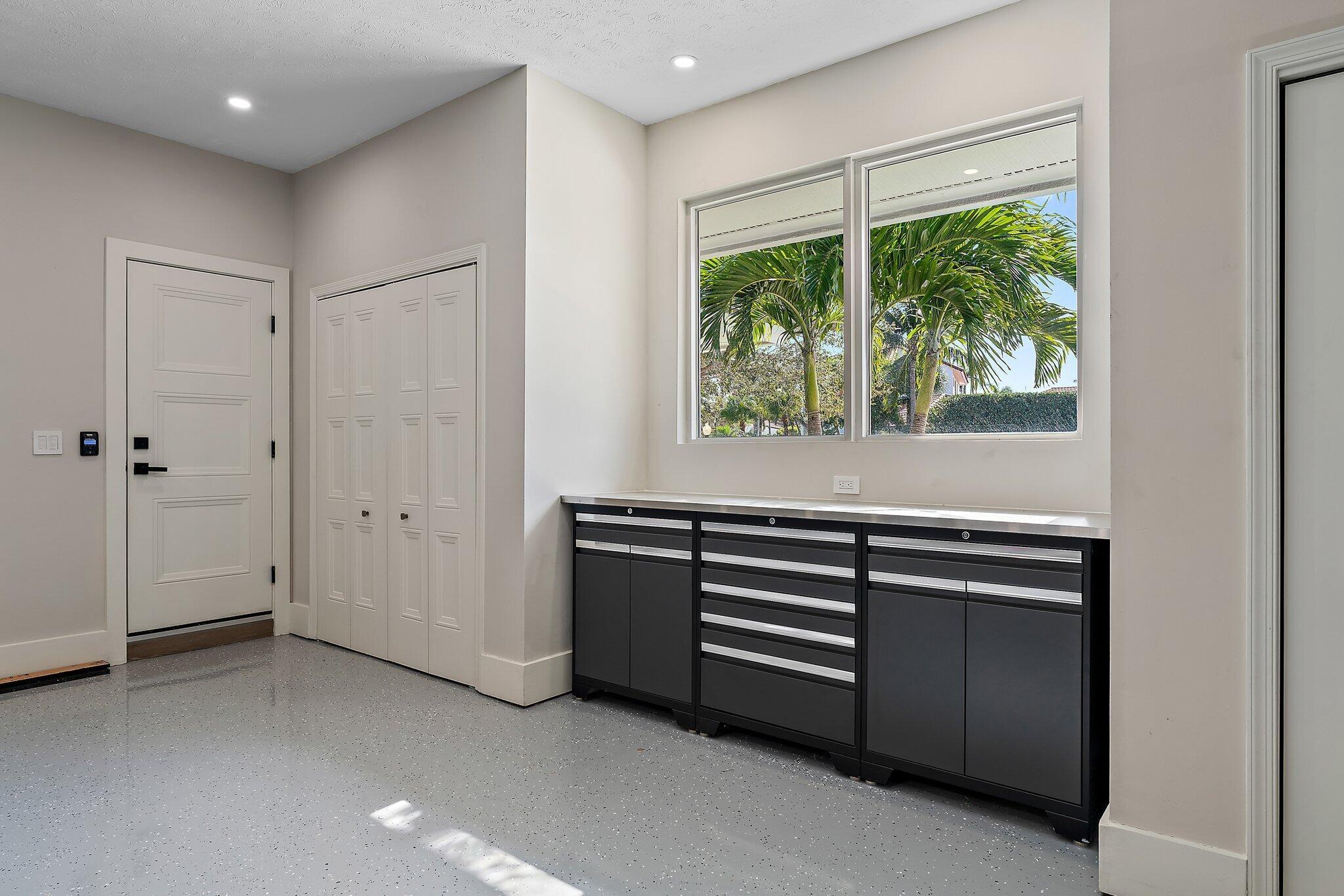 ROLLING HILLS - Residential