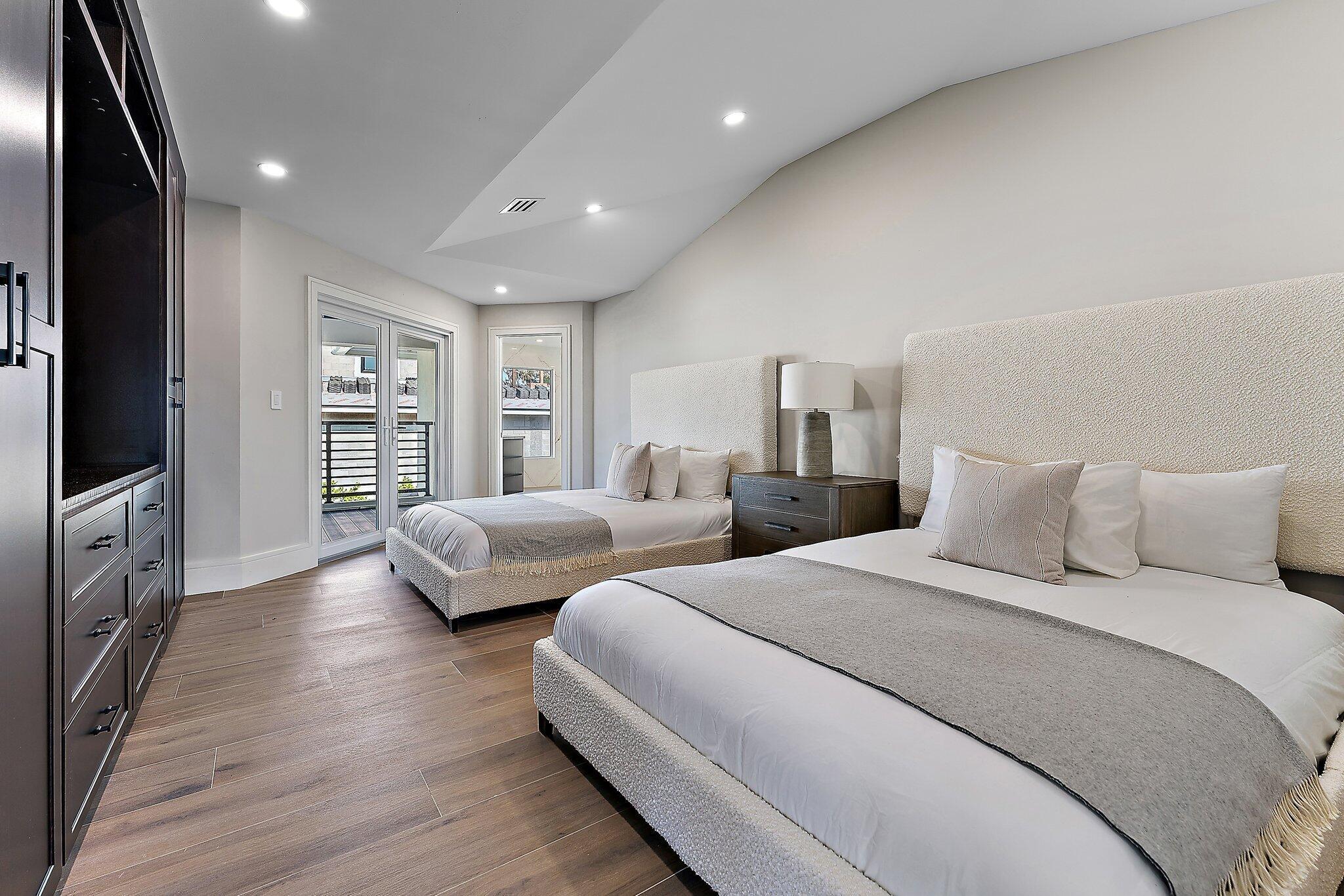 ROLLING HILLS - Residential