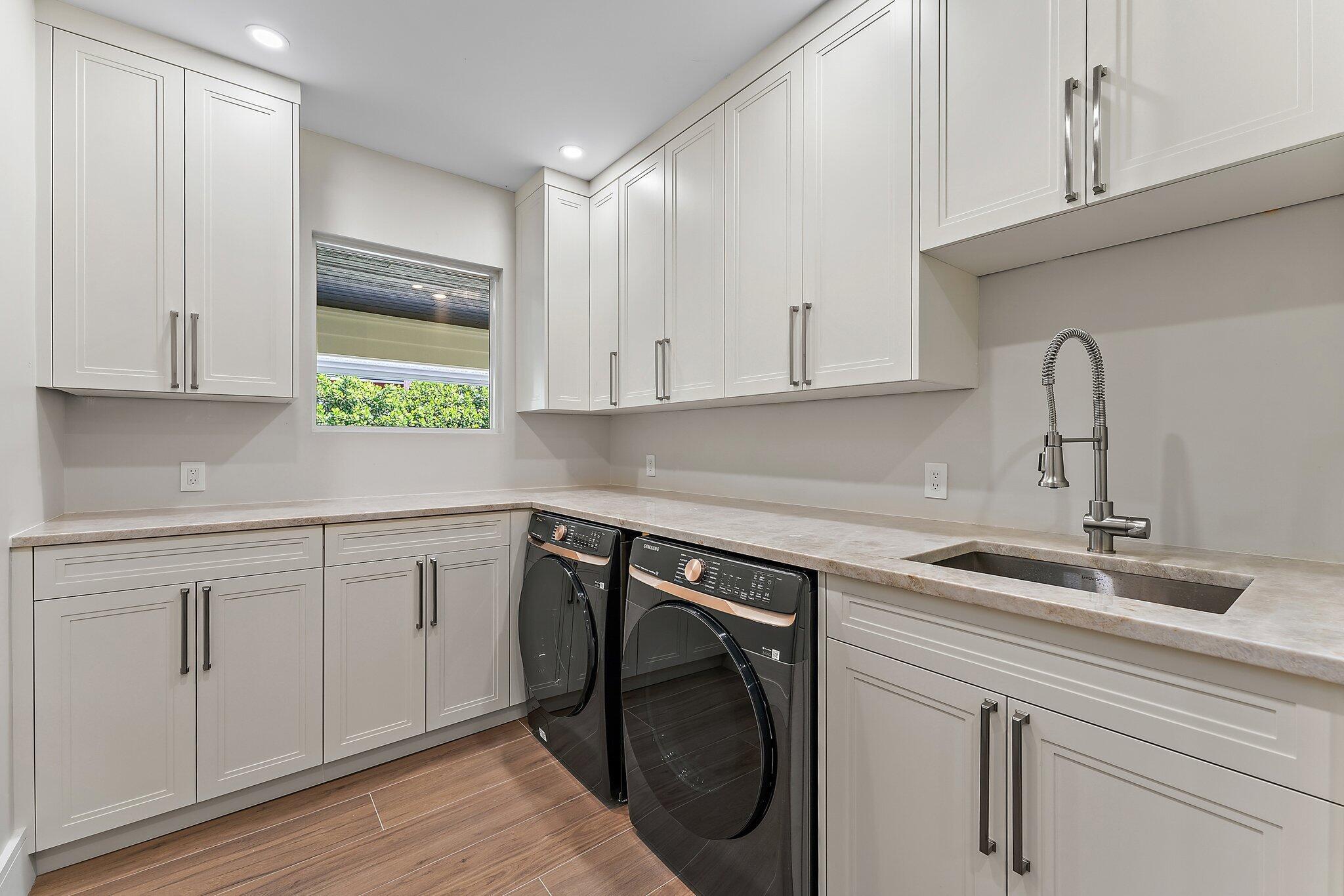 ROLLING HILLS - Residential