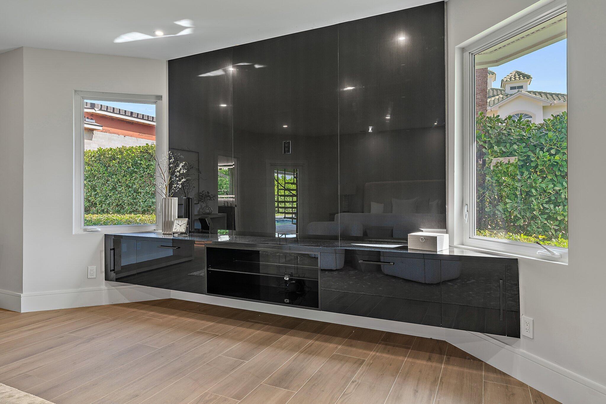 ROLLING HILLS - Residential