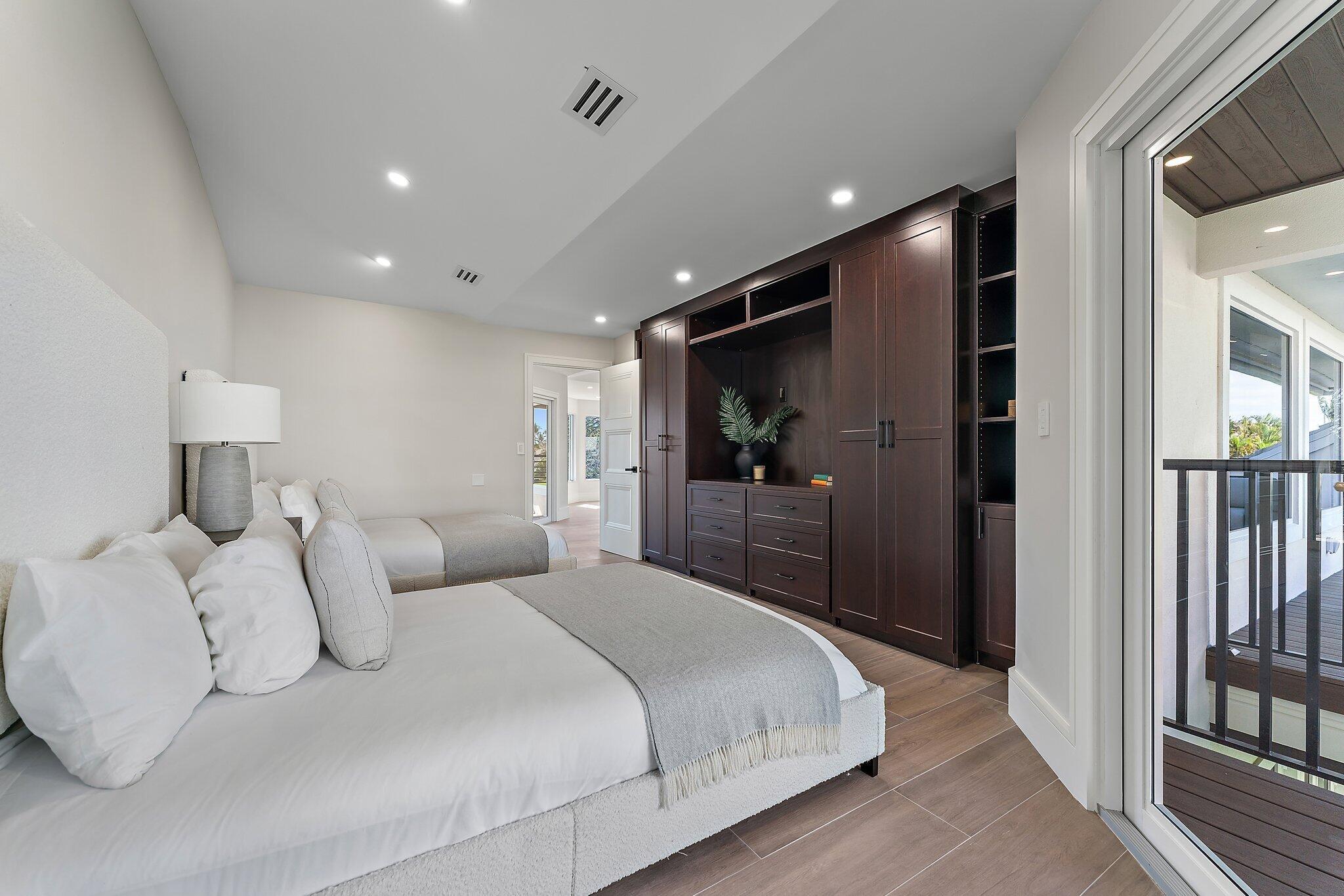 ROLLING HILLS - Residential