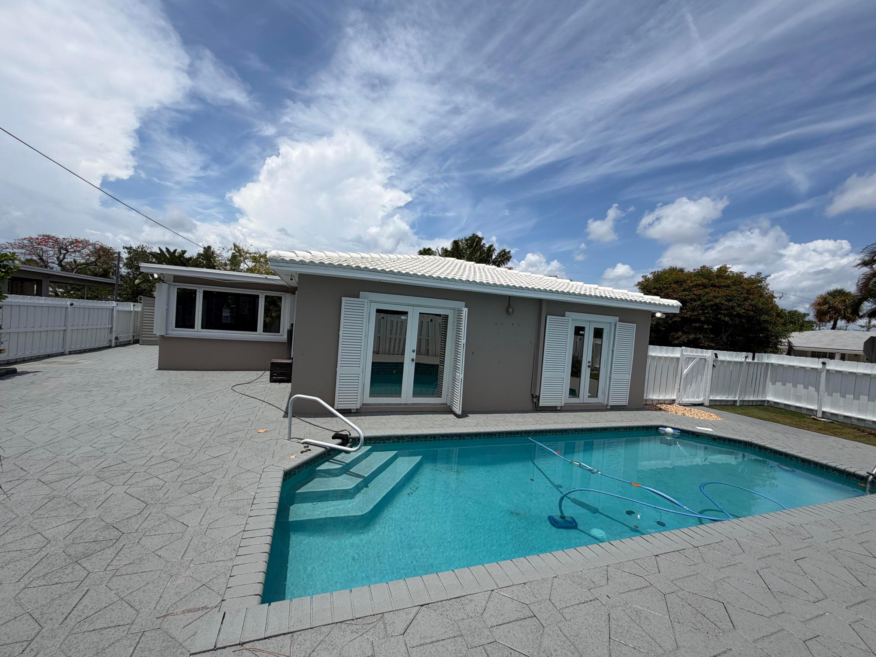 NORTHRIDGE - Residential Lease