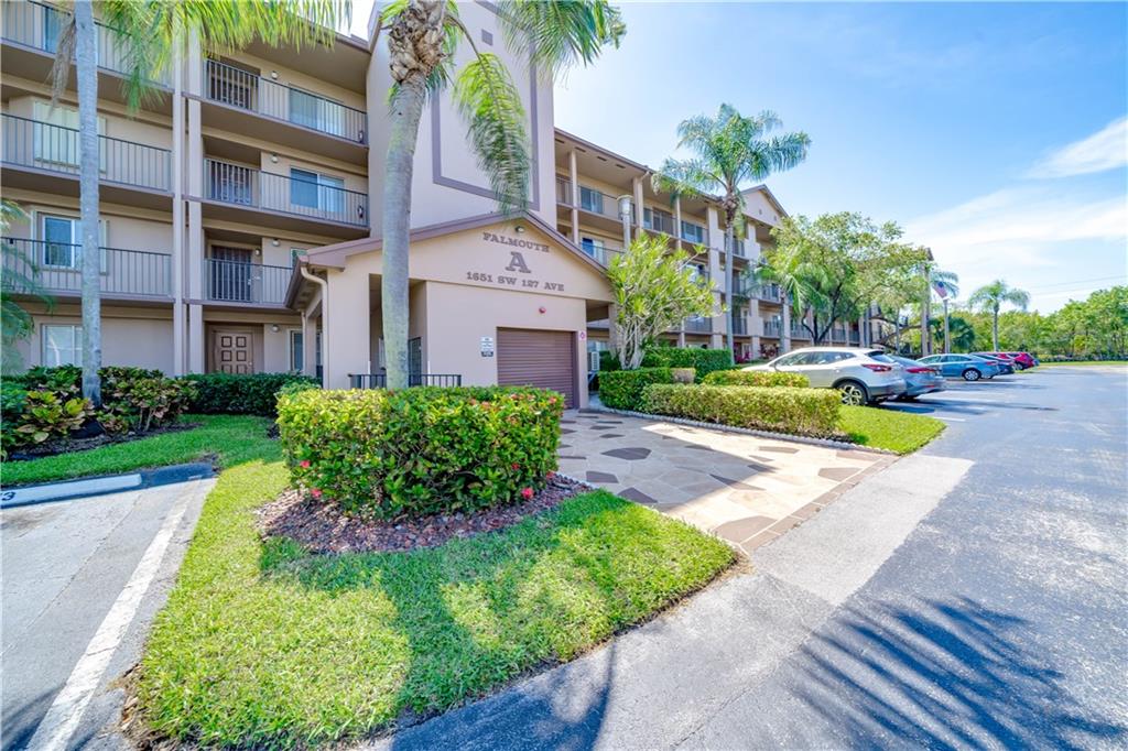 INVESTORS WELCOME- Can be rented immediately after closing - Very clean and well kept - Jazmine - 2 beds 2 baths - One of the newest and best buildings in CENTURY VILLAGE- Garden view - Eat In kitchen - Original condition just waiting for the new owners to add their personal touch. Active 55+ Community with tons of amenities including swimming pools (Indoor/outdoors), pickleball, shuffleboard, tennis courts, fitness center, a state of the art Clubhouse, billiards room, theater with shows, clubs to join and much more. Monthly maintenance includes: water, sewer, cable TV, internet, lawn maintenance, amenities, exterior insurance.
PROBATE- SALE IS SUBJECT TO COURT APPROVAL.