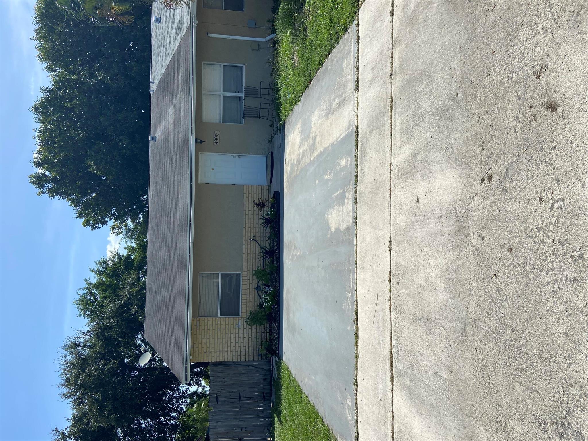 THIS IS A 3 BEDROOMS AND 2 BATHS VILLA CENTRALLY LOCATED IN WEST APLM BEACH. CERAMIC TILE THROUGHOUT AND GRANITE KITCHEN COUNTERTOPS WITH AN OPEN FLOORPLAN. THIS IS A GREAT STARET HOME OR INVESTMENT PROPERTY. HOME ARE MINUTES AWAY FORM SHOPPING CENTERS, PUBLIC TRANSPORTATIONS. LOW HAO, A SMALL KIS PARK/PALYGROUNG. NO RENTAL RESTRICTIONS.