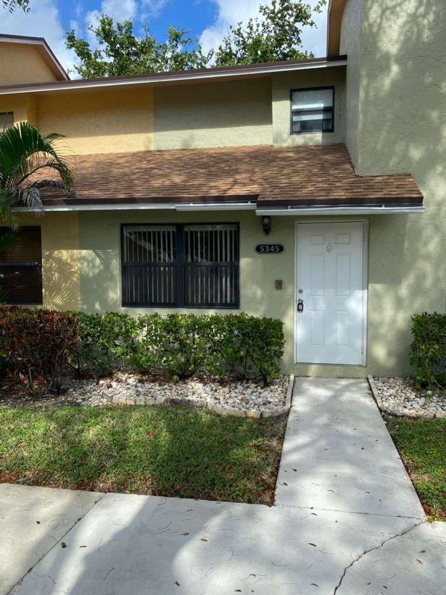 Spacious 3-bedroom + Den / 2.5-bathroom all ages townhouse with lake views, tile and laminate flooring, no carpets, full-size washer and dryer, and stainless steel appliances. Easy approval process.