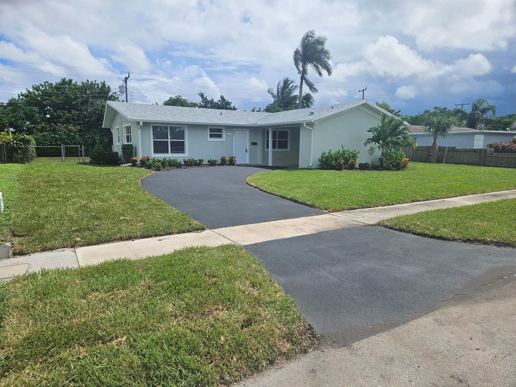 Photo of 820 S Mangonia Circle, West Palm Beach, FL 33401 (MLS # R11125804)
