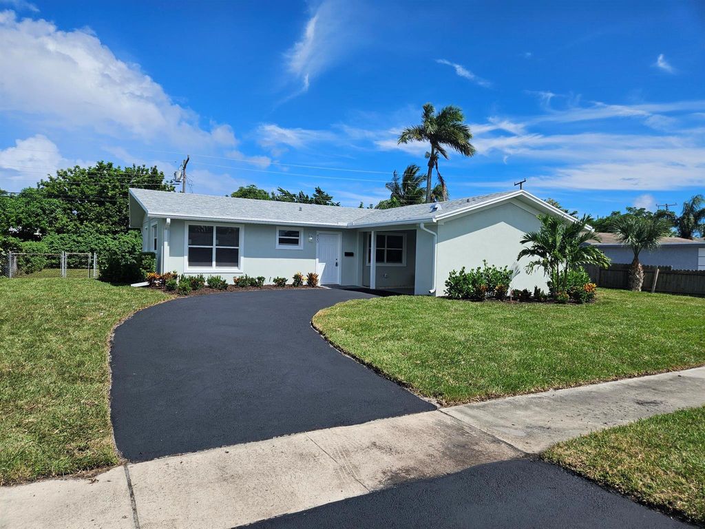 Photo of 820 S Mangonia Circle, West Palm Beach, FL 33401 (MLS # R11125804)
