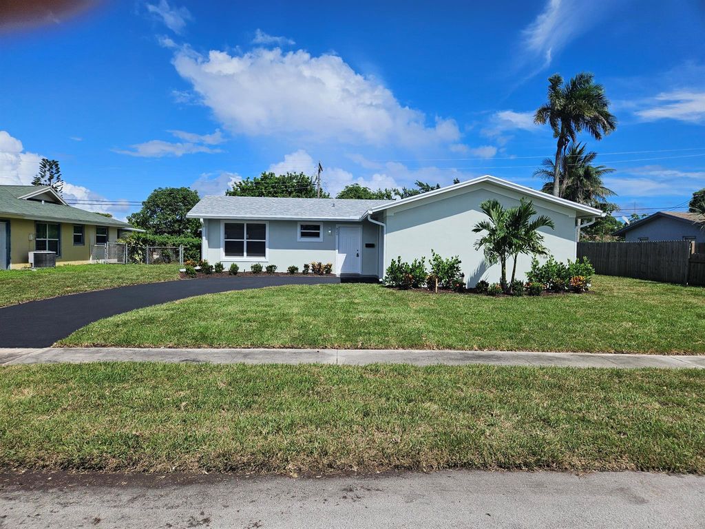 Photo of 820 S Mangonia Circle, West Palm Beach, FL 33401 (MLS # R11125804)