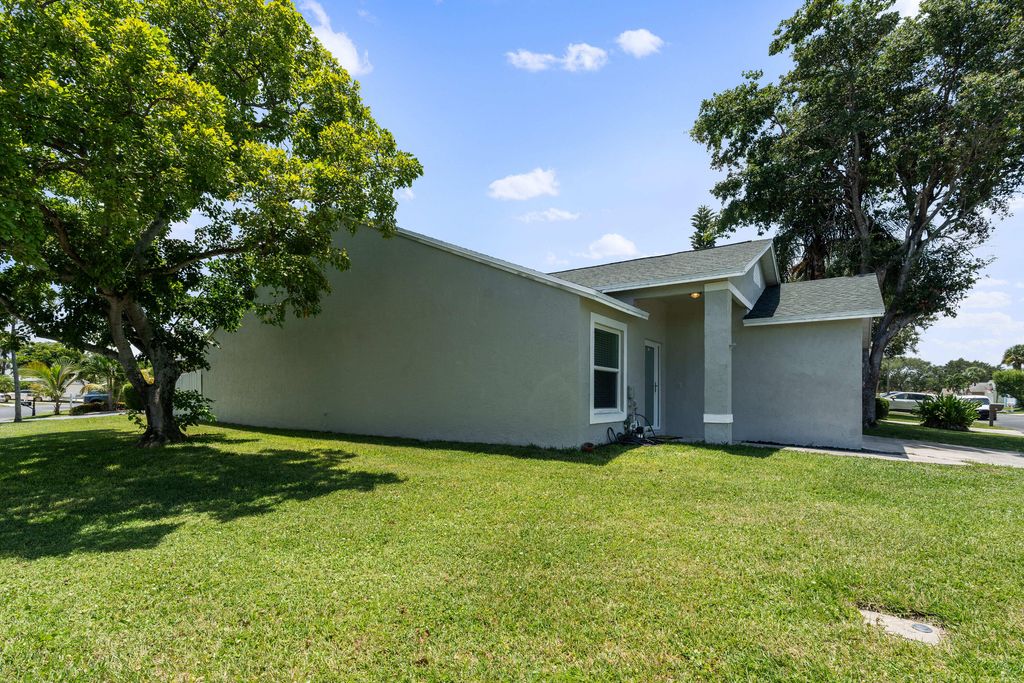 Photo of 48 Bentwater Circle, Boynton Beach, FL 33426 (MLS # R11007138)