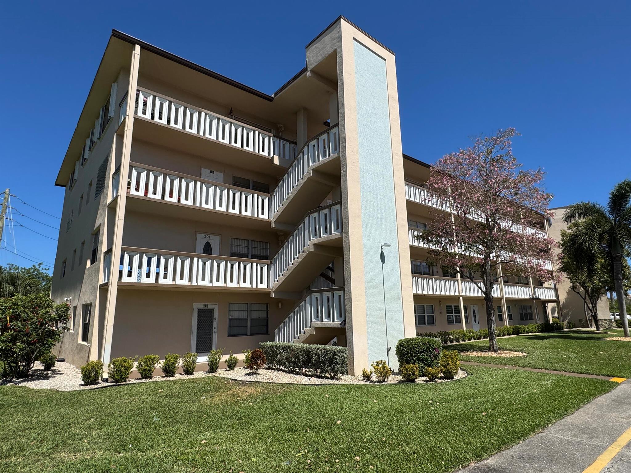 SOUTHAMPTON CONDO - Residential