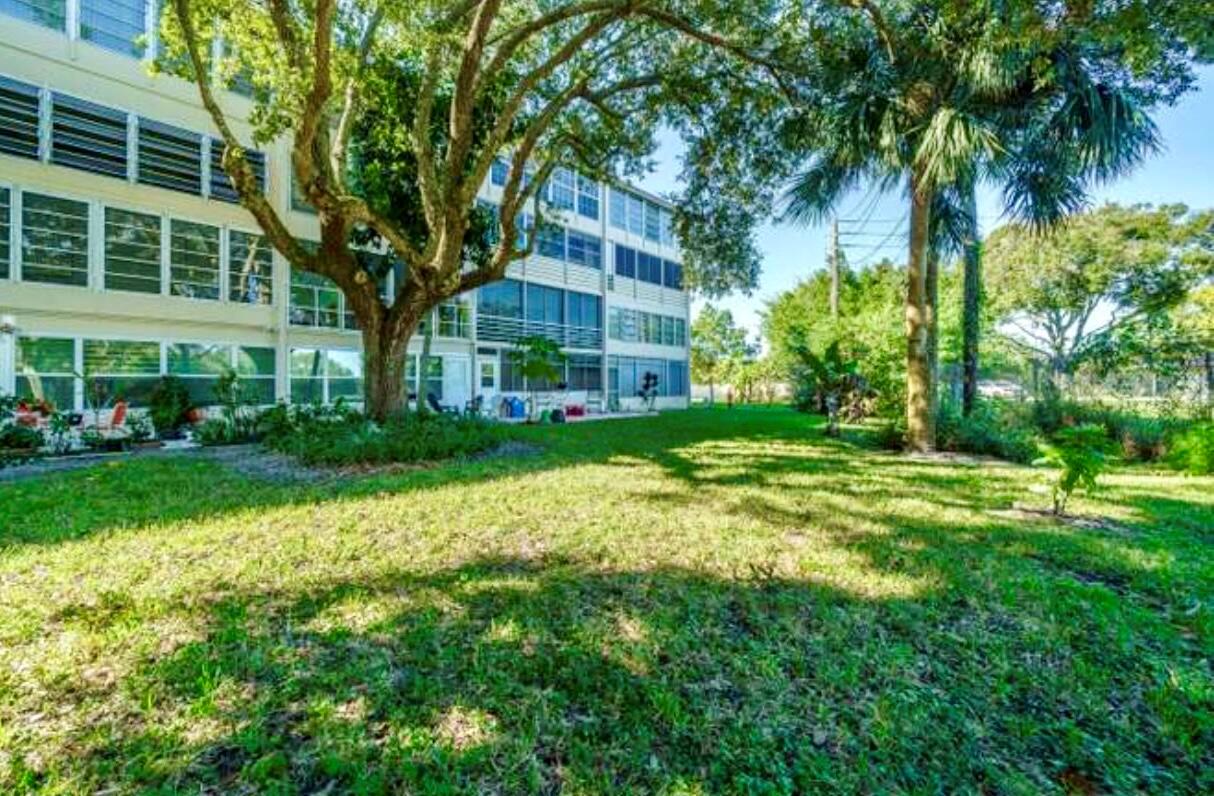 SOUTHAMPTON CONDO - Residential