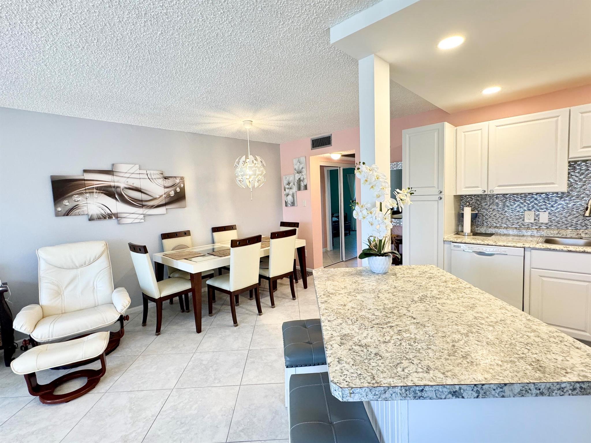 SOUTHAMPTON CONDO - Residential