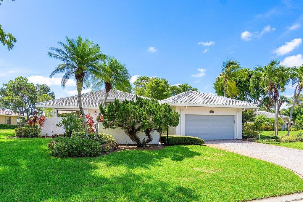 Photo of 51 Northwoods Lane, Boynton Beach, FL 33436 (MLS # R10997488)