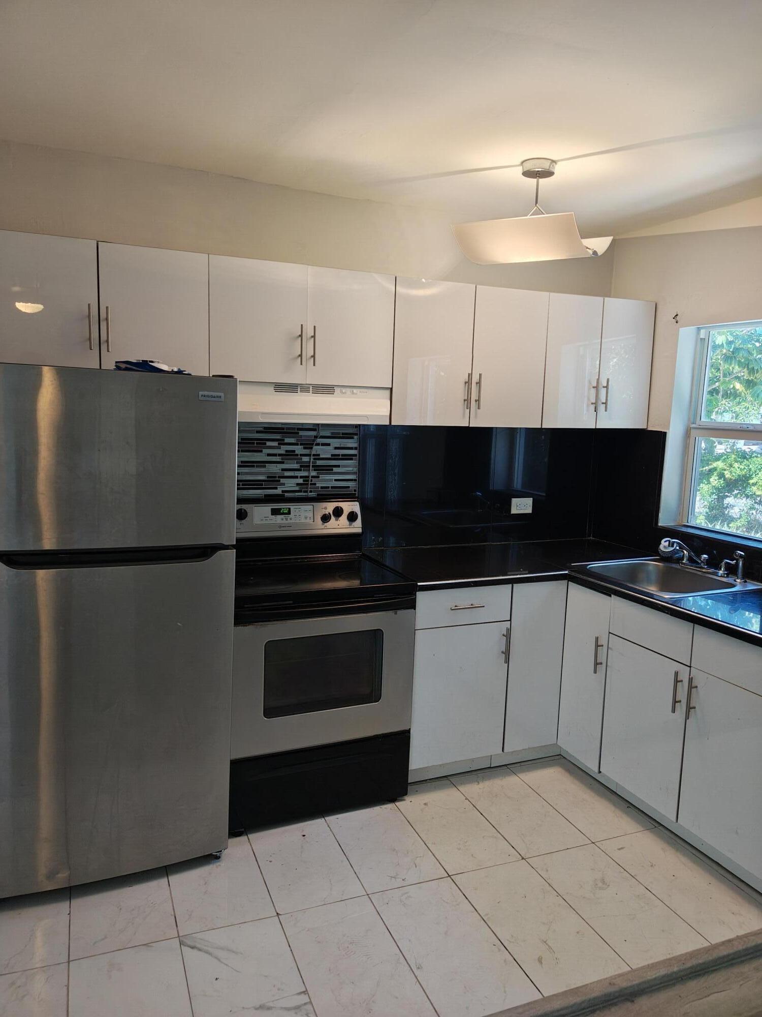 HOLLYWOOD LITTLE RANCHES - Residential Lease