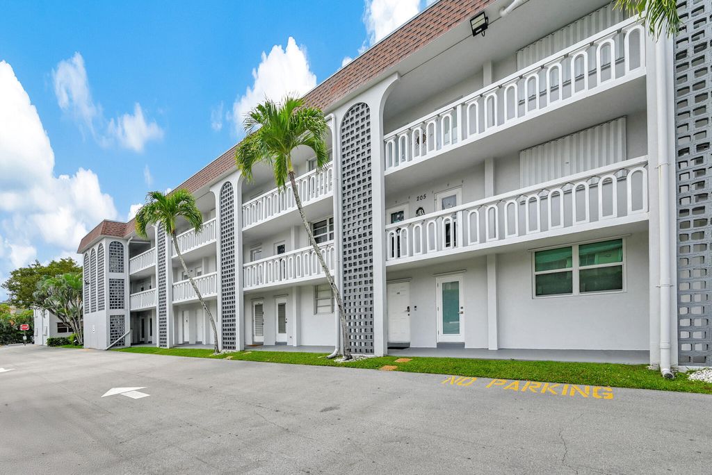 Photo of 400 SE 10th Street #105, Deerfield Beach, FL 33441 (MLS # B26003101)
