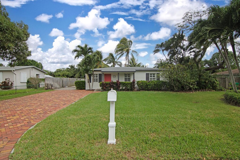 Photo of 231 NE 16 Street, Delray Beach, FL 33444 (MLS # R11036763)