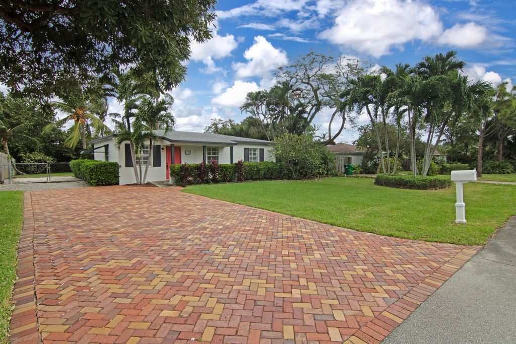 Photo of 231 NE 16 Street, Delray Beach, FL 33444 (MLS # R11036763)