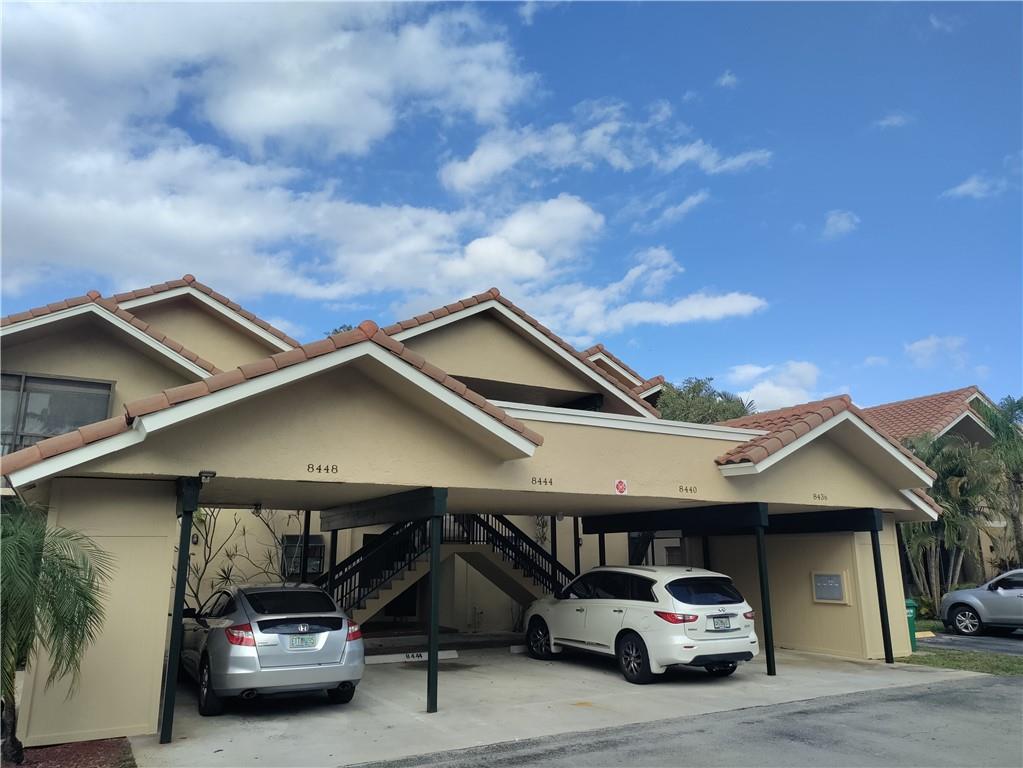 WHAT A BEAUTY!!! REMODELED UNIT, NEWER KITCHEN WITH GRANITE COUNTERTOPS, TILE FLOORS IN MAIN AREAS, LAMINATED FLOORS IN BEDROOMS, REMODELED BATHROOMS, PRINCIPAL BATH WITH SUAL SINKS, WASHER AND DRYER IN UNIT, LARGE SCREENED BALCONY, PRINCIPAL BEDROOM WITH WALK-IN CLOSET, DETACHED STORAGE UNIT, COMMUNITY POOL, GREAT LOCATION AND EXCELLENT SCHOOLS. SORRY NO PETS ALLOWED, ASSOCIATION REQUIRES 675 MINIMUM CREDIT SCORE. WASY TO SHOW