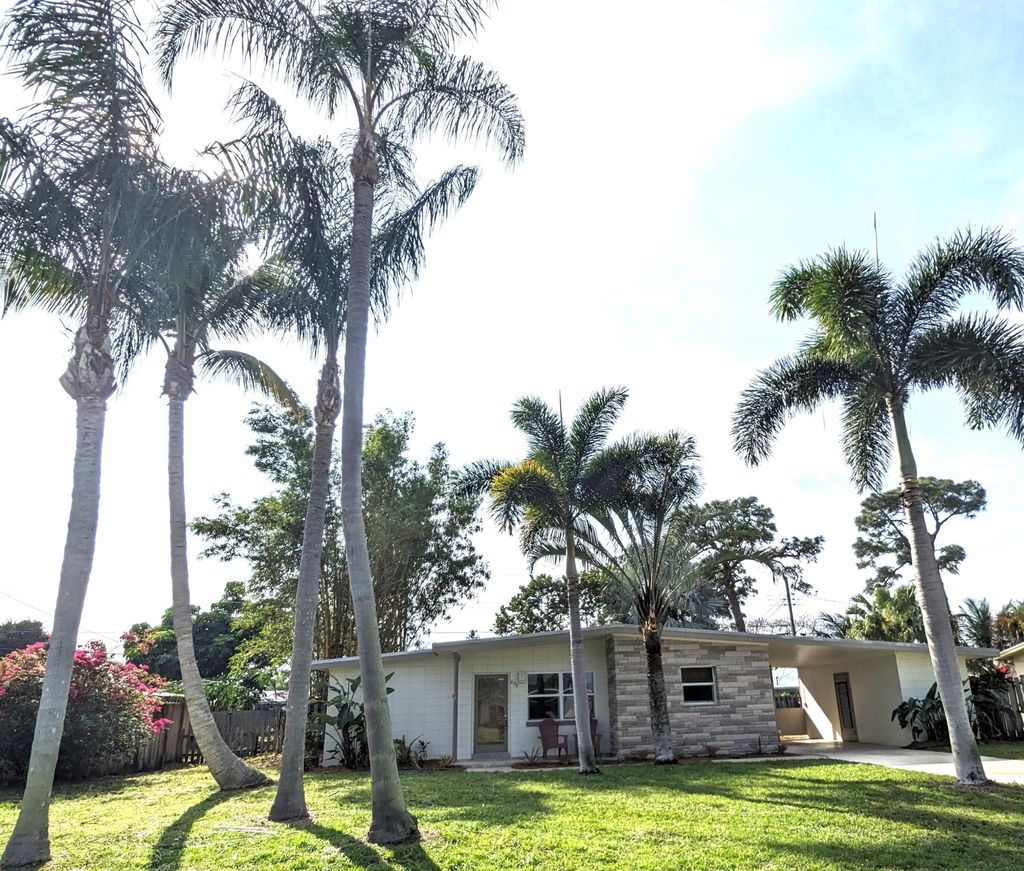 Photo of 406 Poplar Avenue, Port Saint Lucie, FL 34952 (MLS # R10975011)