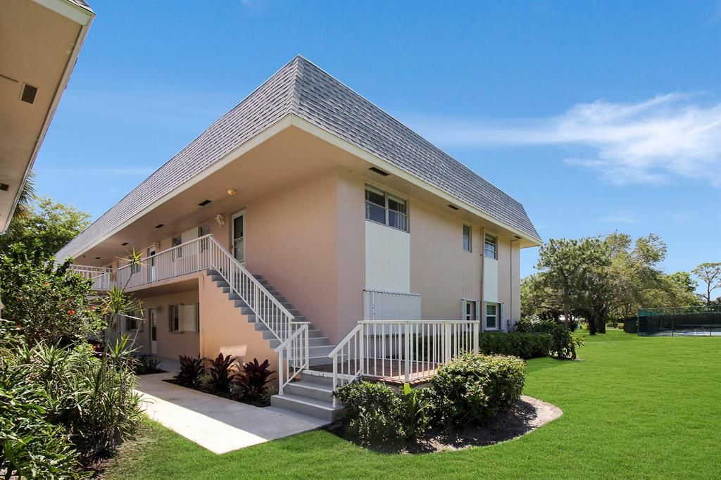 Photo of 18081 SE Country Club Drive #20, Jupiter, FL 33469 (MLS # R10883415)