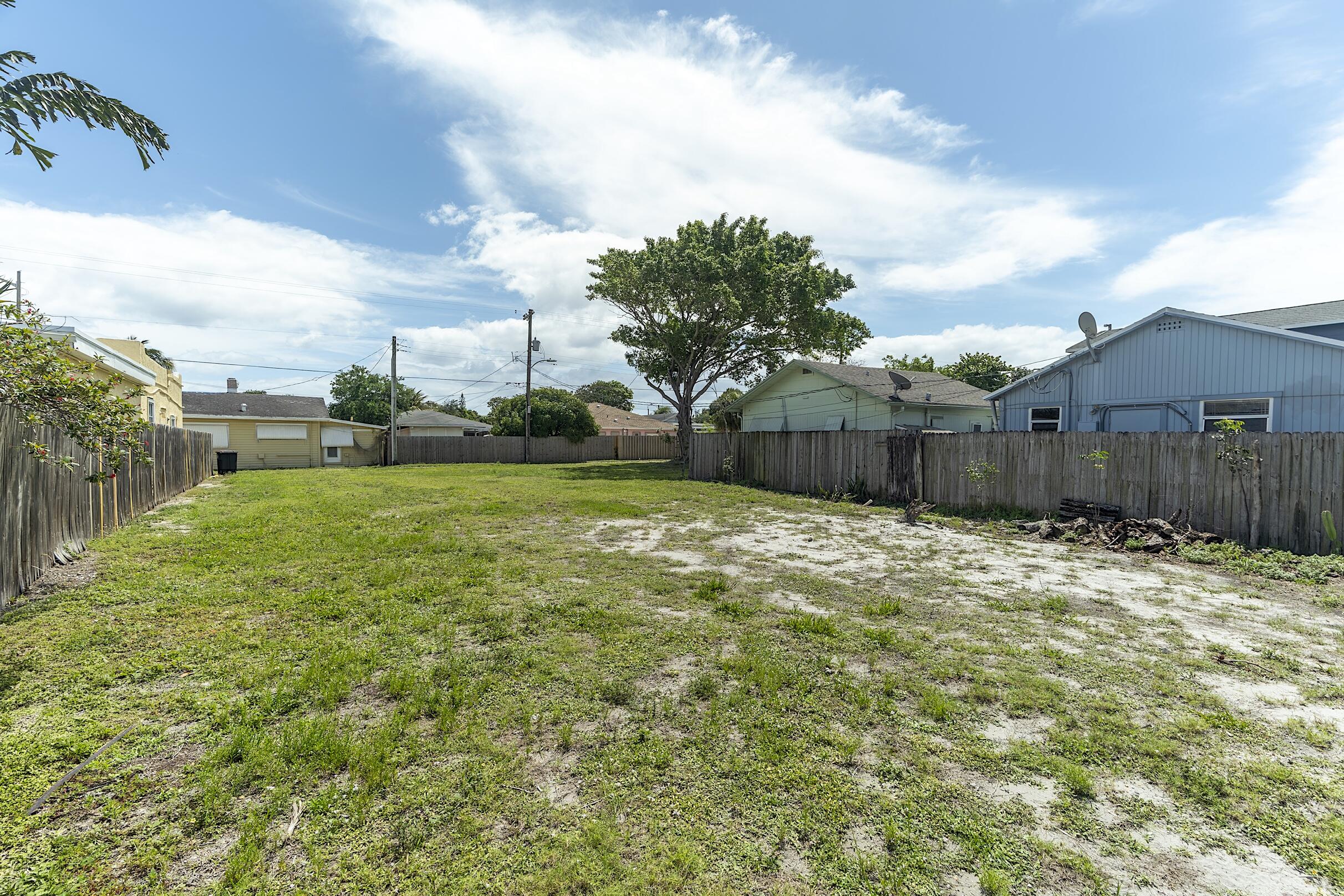 LAKE WORTH TOWN OF - Land