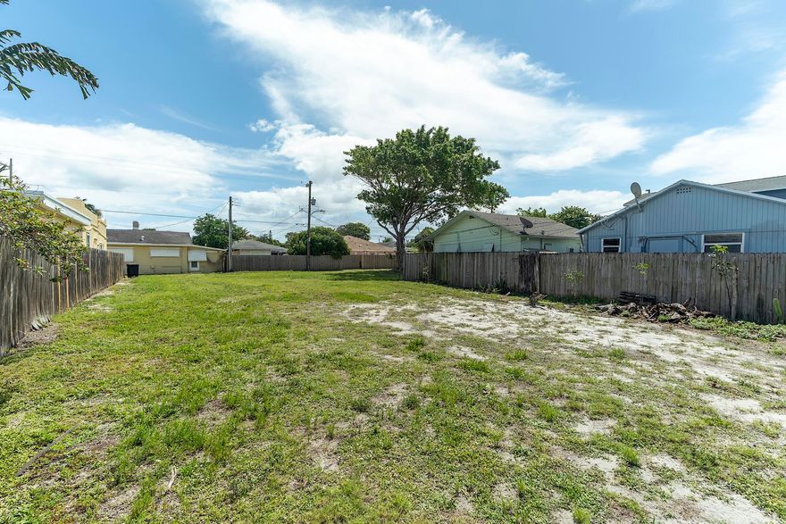 Zoned for a duplex or single-family home. Close to downtown, golf and beach