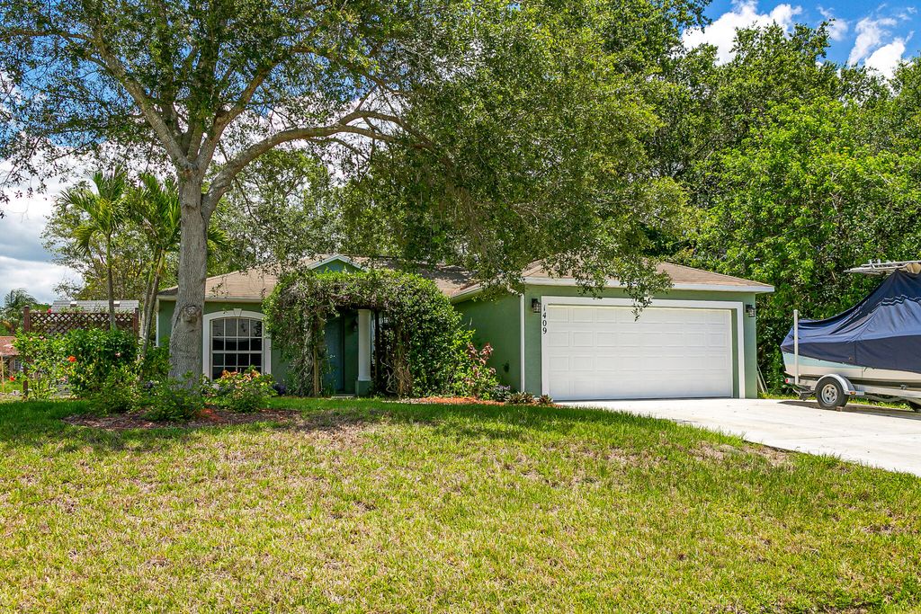 Photo of 1409 SW Gastador Avenue Ave, Port Saint Lucie, FL 34953 (MLS # R10806962)