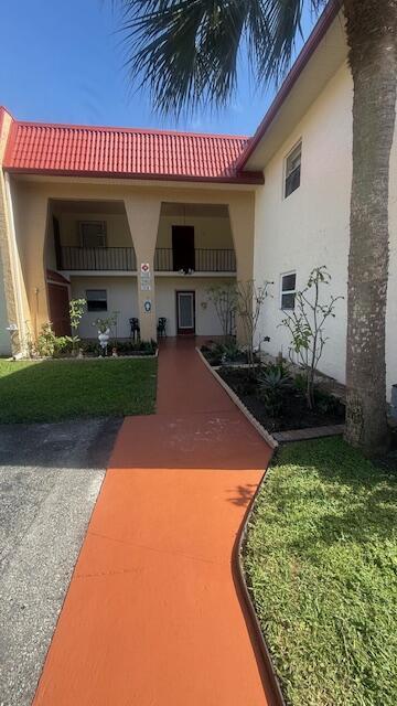 GOLDEN LAKES VILLAGE COND - Residential