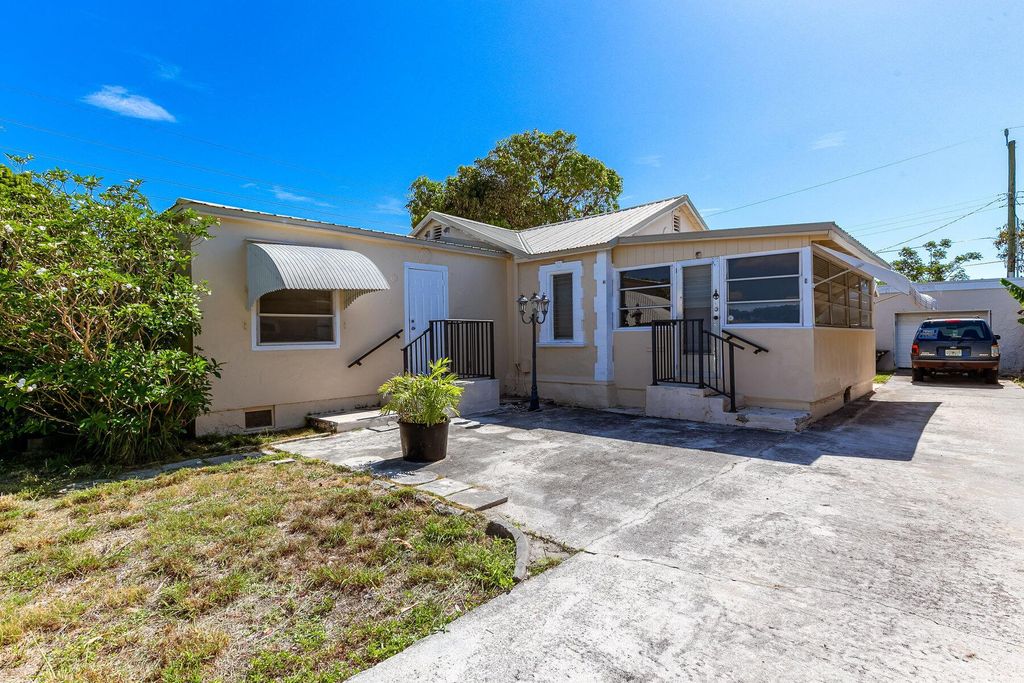 Photo of 1126 N D Street, Lake Worth Beach, FL 33460 (MLS # R10993267)