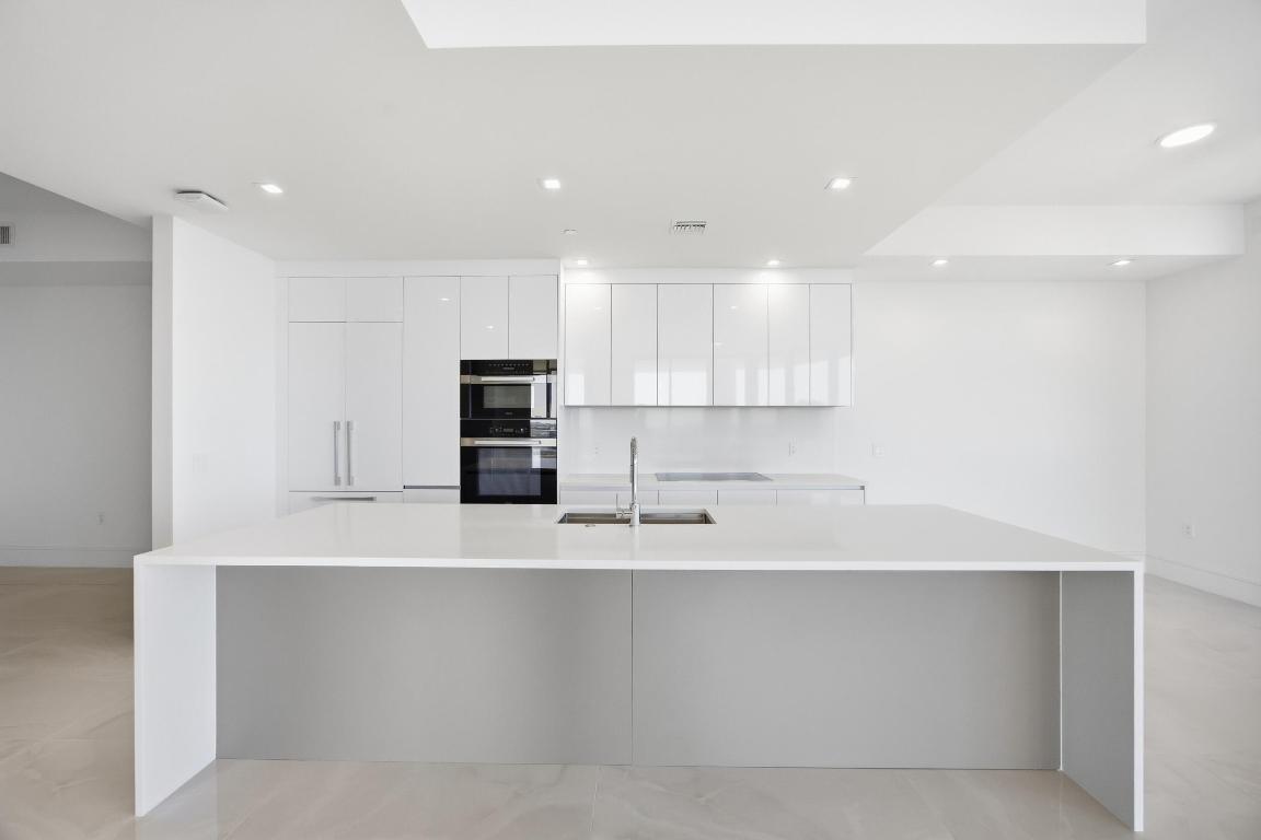 NAUTILUS 220 CONDOMINIUM - Residential