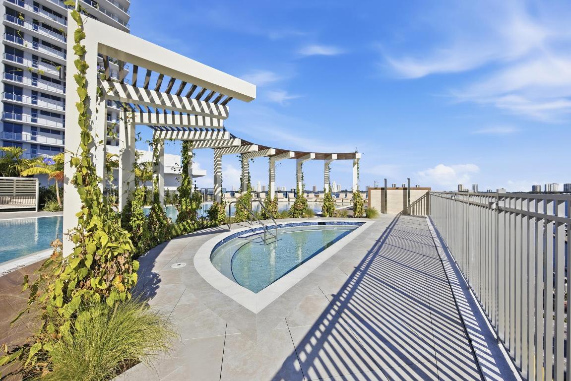 NAUTILUS 220 CONDOMINIUM - Residential