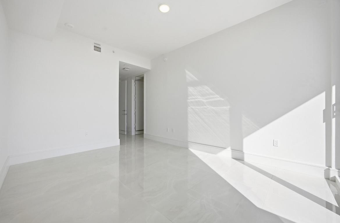 NAUTILUS 220 CONDOMINIUM - Residential