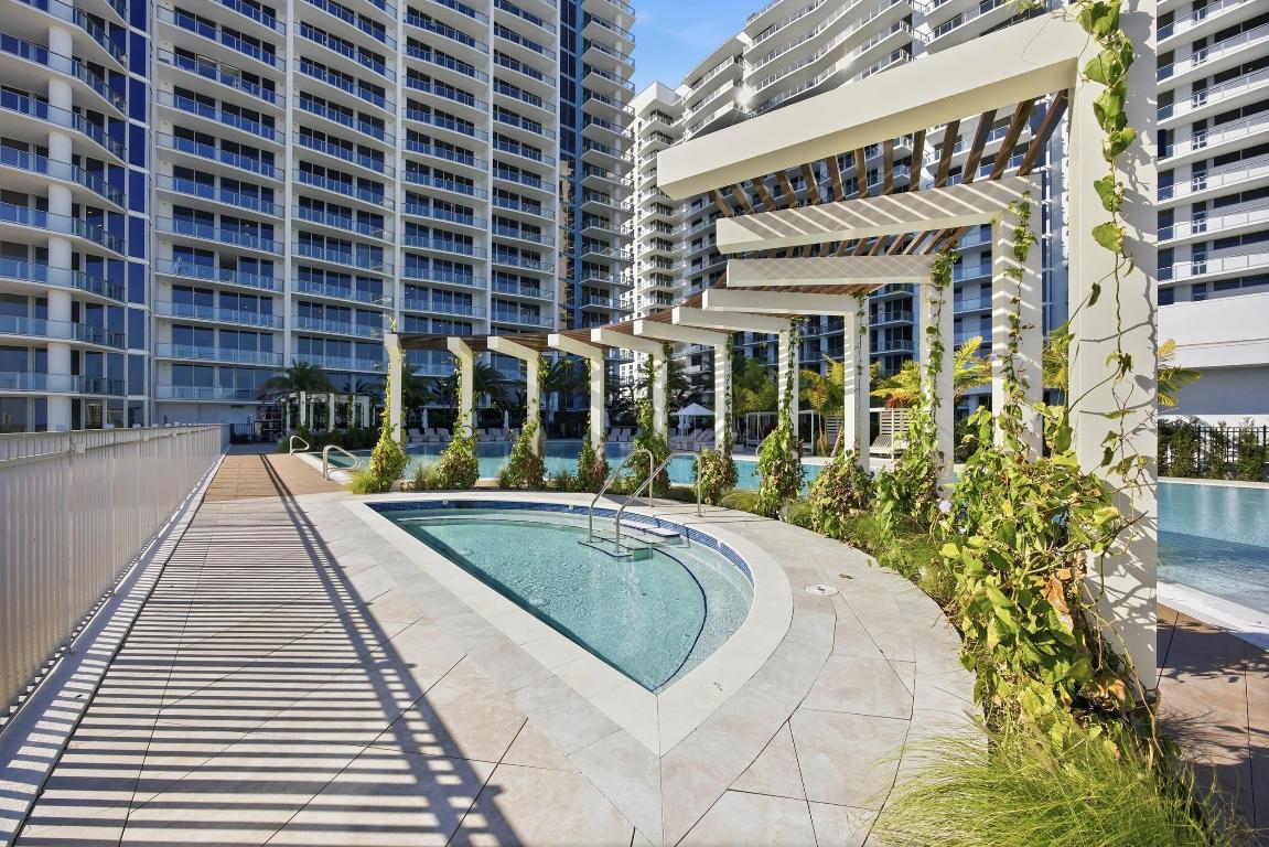 NAUTILUS 220 CONDOMINIUM - Residential