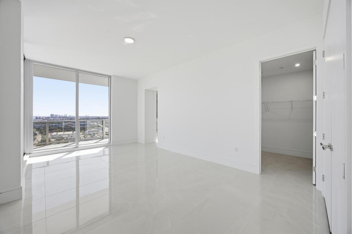 NAUTILUS 220 CONDOMINIUM - Residential