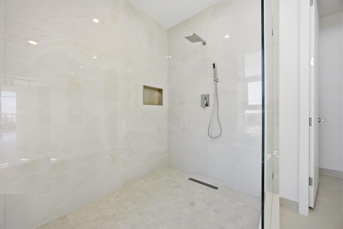 NAUTILUS 220 CONDOMINIUM - Residential