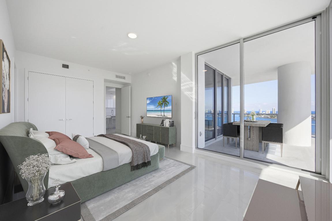 NAUTILUS 220 CONDOMINIUM - Residential