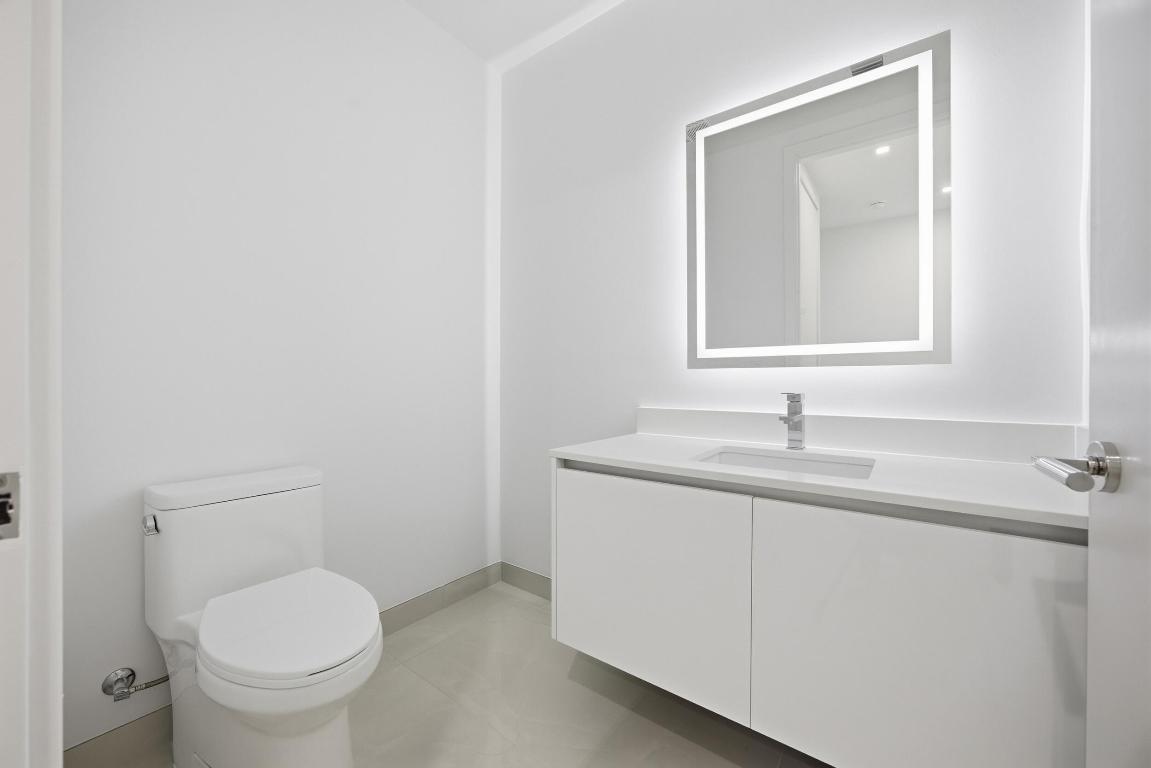 NAUTILUS 220 CONDOMINIUM - Residential