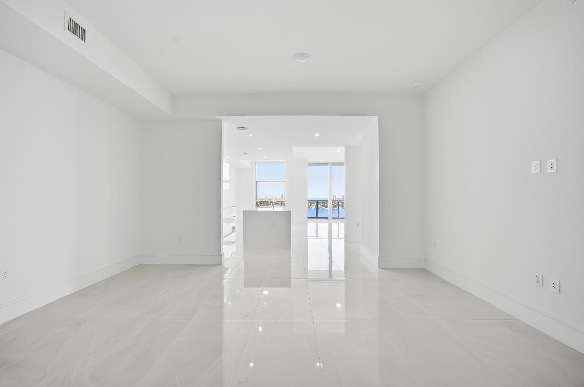 NAUTILUS 220 CONDOMINIUM - Residential