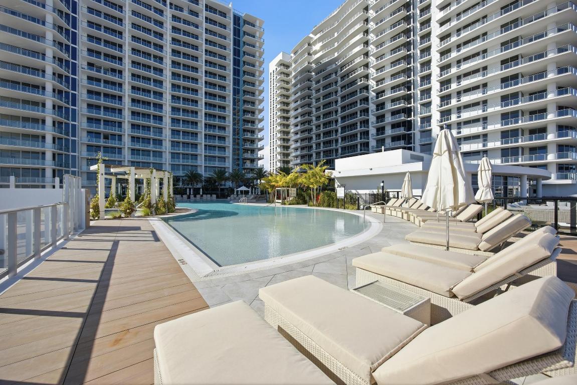 NAUTILUS 220 CONDOMINIUM - Residential