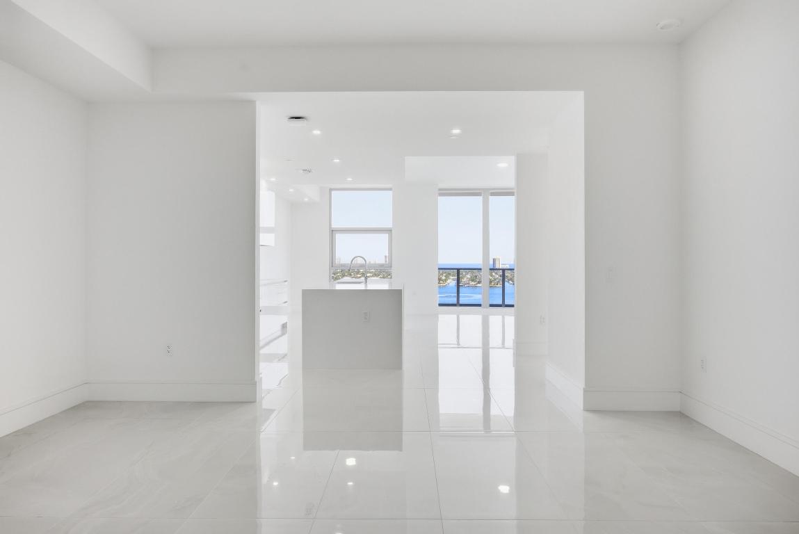 NAUTILUS 220 CONDOMINIUM - Residential