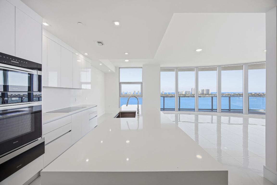 NAUTILUS 220 CONDOMINIUM - Residential