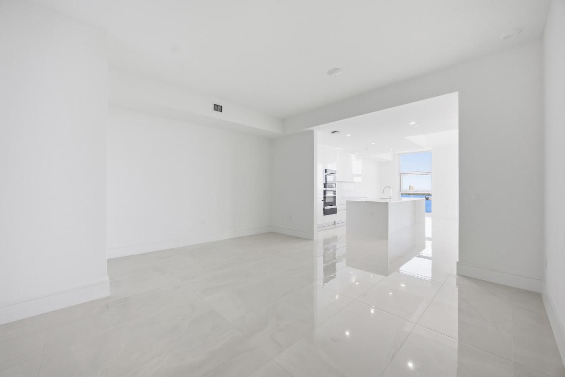 NAUTILUS 220 CONDOMINIUM - Residential