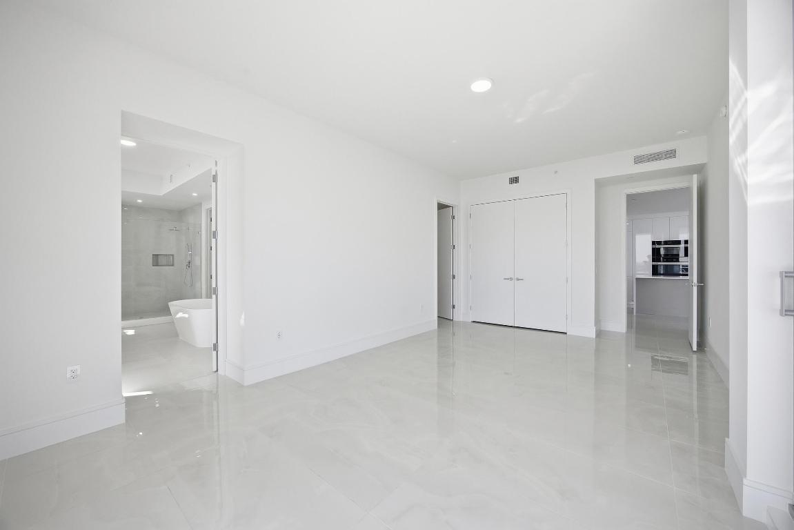 NAUTILUS 220 CONDOMINIUM - Residential