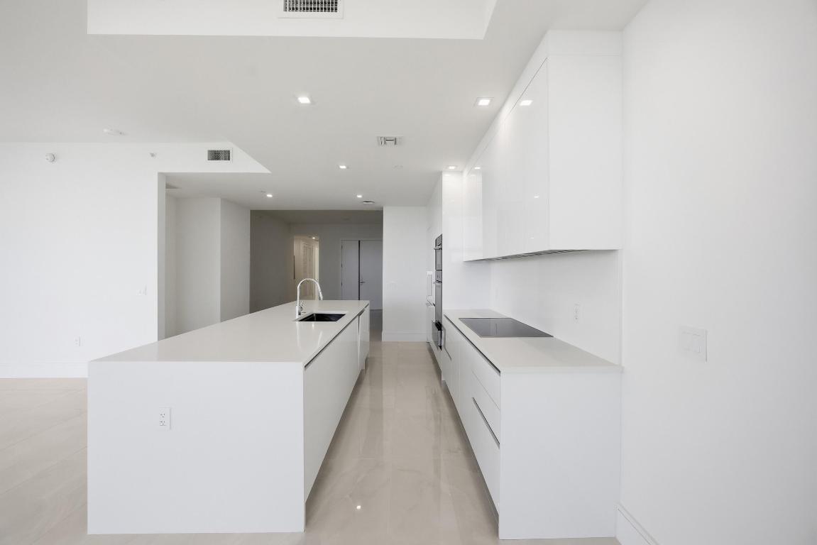 NAUTILUS 220 CONDOMINIUM - Residential